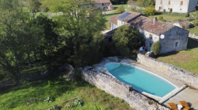 Ferme viticole rénovée avec piscine et vue